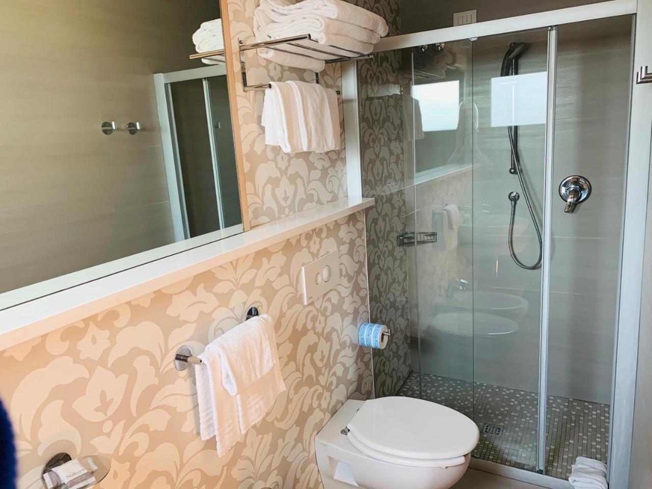 Hotel Liane Riccione Buitenkant foto