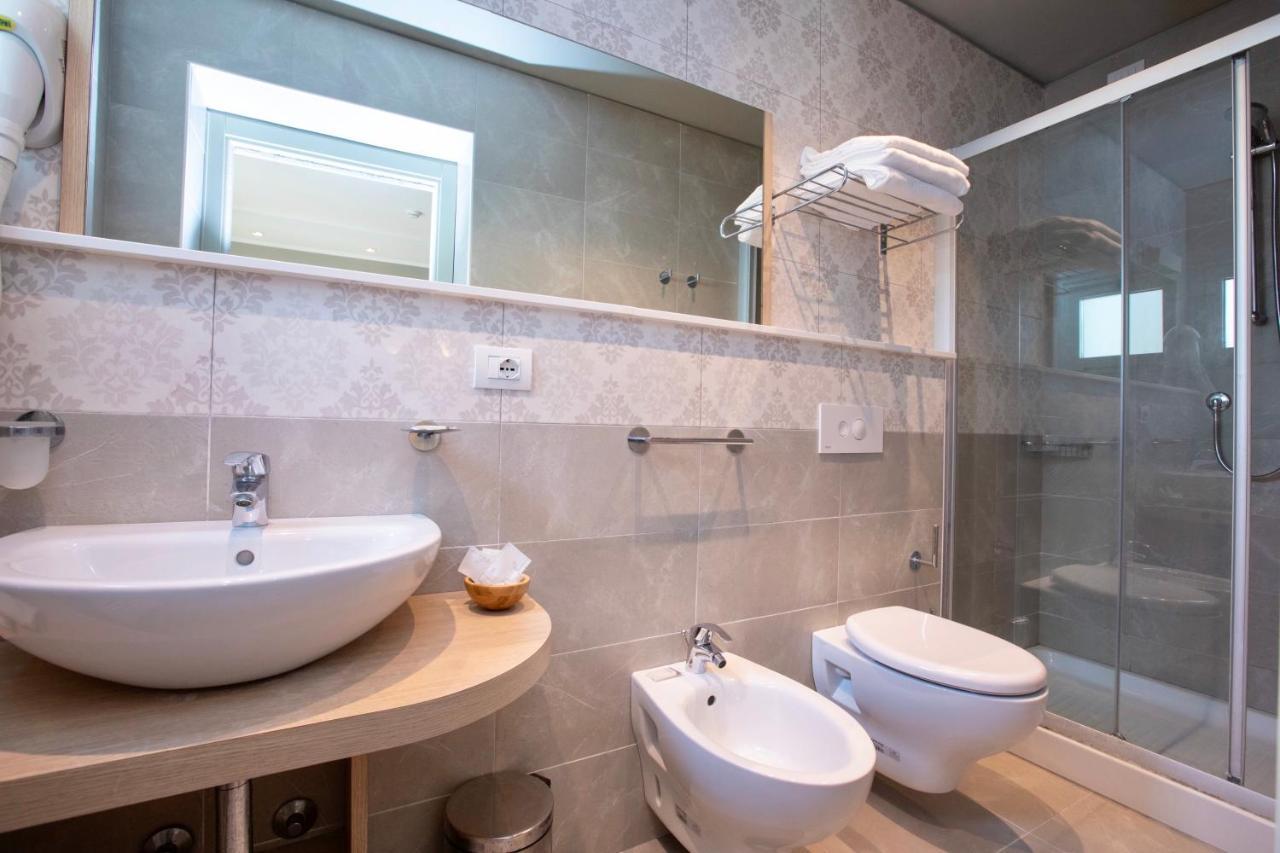 Hotel Liane Riccione Buitenkant foto