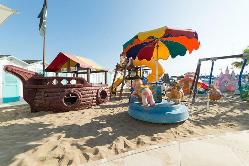 Hotel Liane Riccione Buitenkant foto